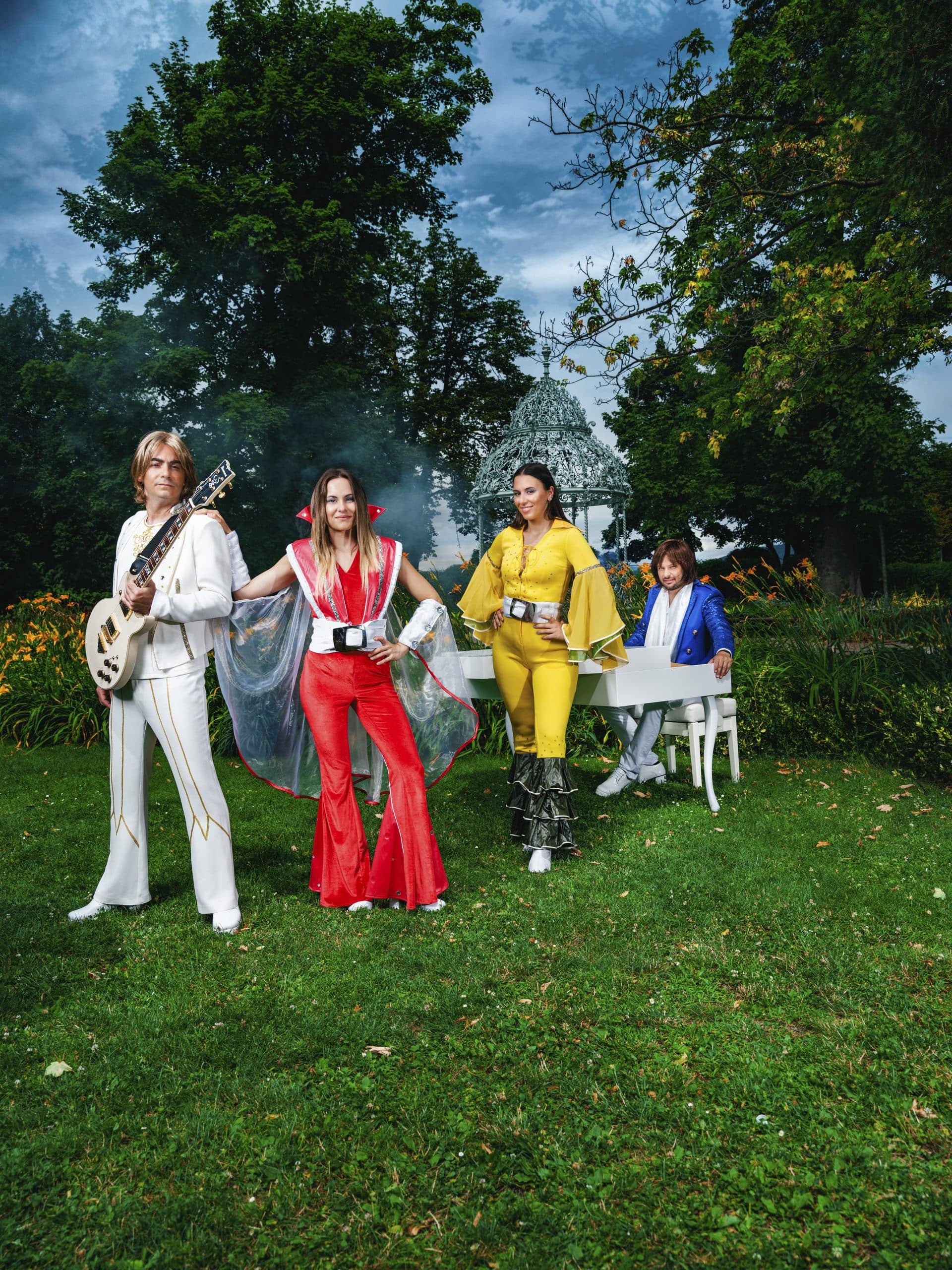 Band mit Gitarre und weißem Klavier im Park, Pavillon im Hintergrund