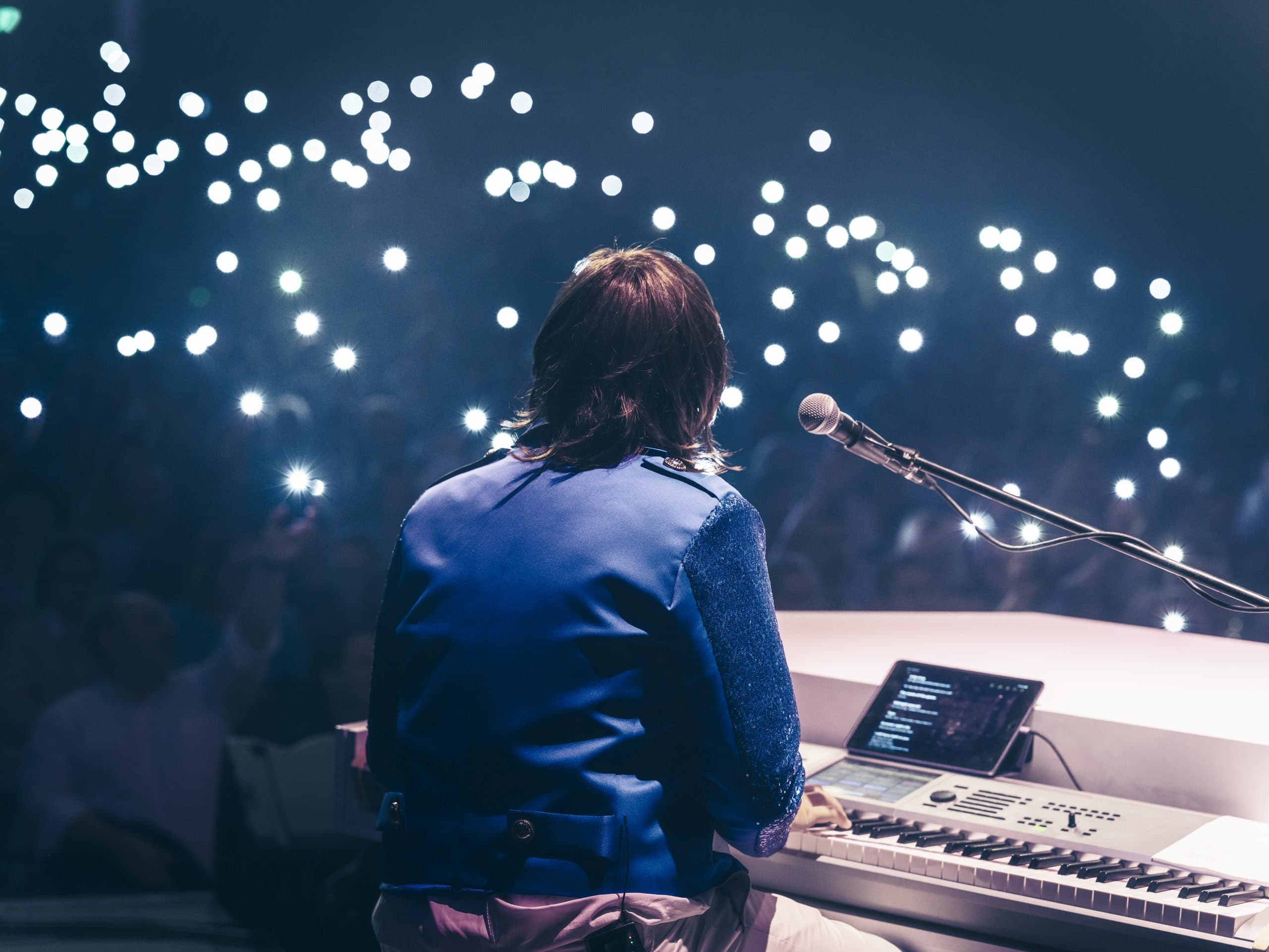Pianist von hinten, Publikum mit Handylichtern